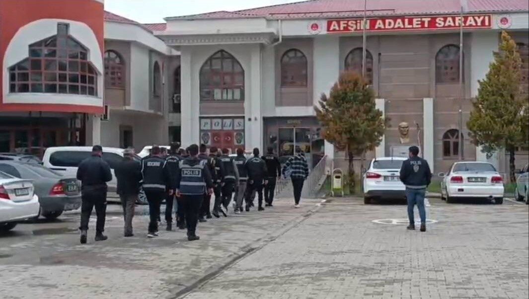 Kahramanmaraş’ta tefecilik ve nitelikli yağma operasyonuna 5 tutuklama Kahramanmaraş’ta düzenlenen tefecilik ve yağma operasyonunda 5 kişi tutuklandı. Elbistan