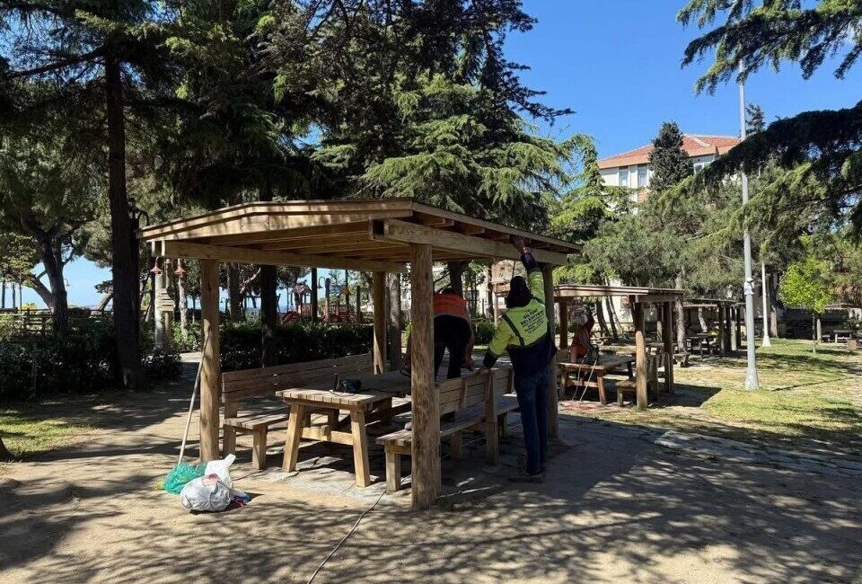 Kalepark Sosyal Tesisleri’nde kent mobilyalarına bakım ve onarım gerçekleştirildi Silivri Belediyesi, vatandaşların yoğun olarak kullandığı Kalepark Sosyal Tesisleri’nde yer