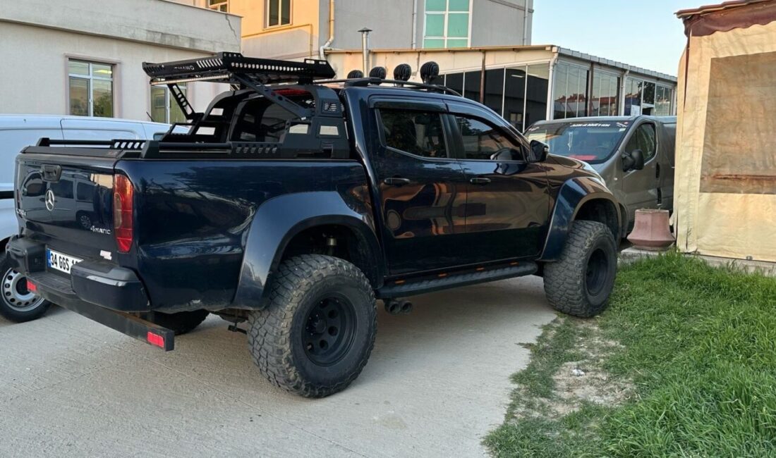 Kamyonetiyle çarptığı 8 yaşındaki çocuğun ölümüne sebep olan sürücü tutuklandı Edirne’nin Keşan ilçesinde 8 yaşındaki Hızır Metin Kabayel’e kamyonetiyle çarparak