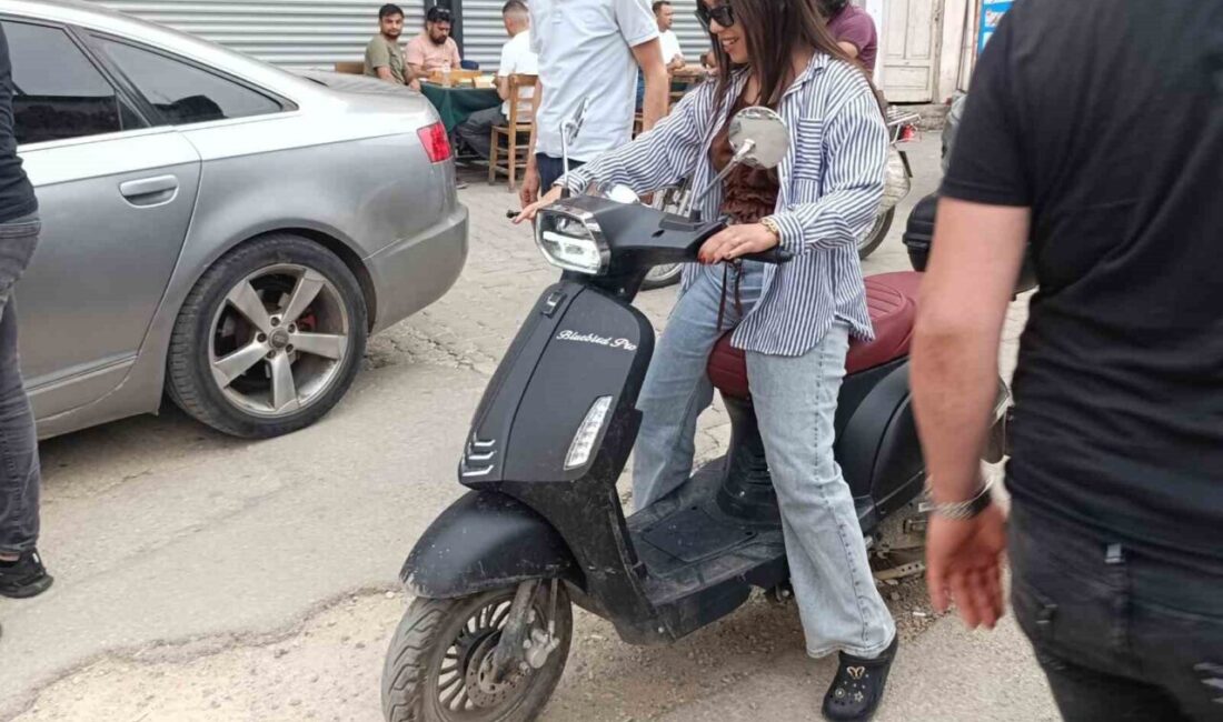 Kamyonun altına kalmaktan son anda kurtuldu: O anlar kamerada Adana’nın Kozan ilçesinde geri gelen kamyonun çarptığı motosikletli genç kız