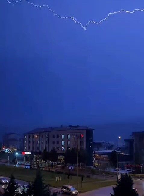 Karabük’te şimşekler görsel şölen oluşturdu Karabük’te akşam saatlerinde başlayan gök gürültülü sağanak yağmur öncesinde oluşan