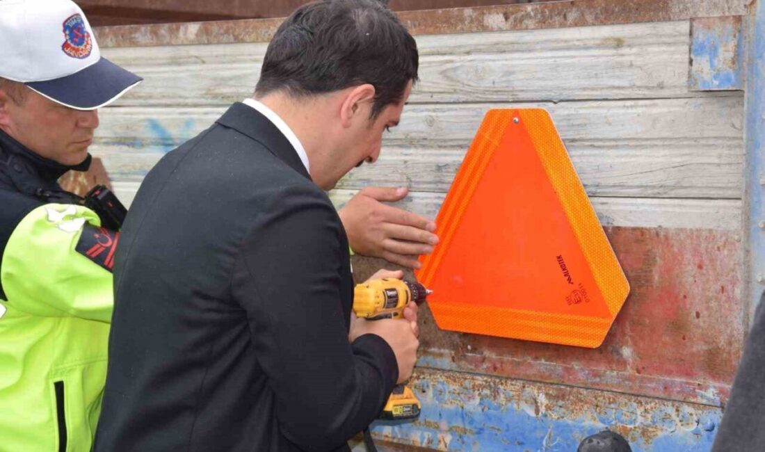 Karapınar’da çiftçilere reflektör dağıtıldı Konya’nın Karapınar ilçesinde Trafik Haftası etkinlikleri çerçevesinde Kaymakam Şenol Öztürk
