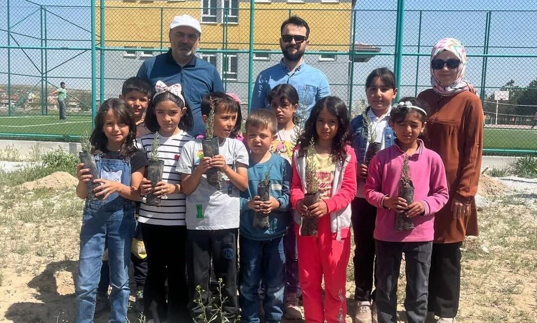 Karapınar’da öğrenciler 110 fidanı toprakla buluşturdu Konya’nın Karapınar ilçesinde ilkokul öğrencileri okul bahçesinde düzenlenen fidan dikim