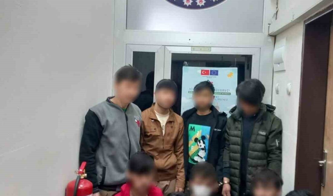 Kars’ta düzensiz göçmenlere yönelik uygulama yapıldı Kars’ta göçmen kaçakçılığıyla mücadele kapsamında uygulama yapıldı. Kars İl Emniyet