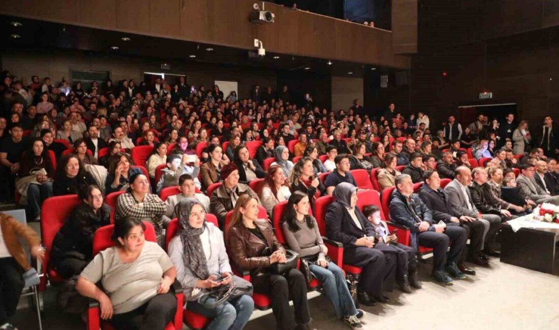 Kars’ta ‘Otogargara’ oyununa yoğun ilgi Kars’ta sahnelenen ‘Otogargara’ tiyatro oyunu vatandaşlardan yoğun ilgi gördü. Kars