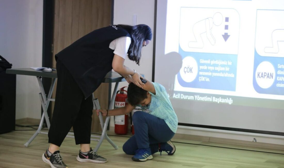 Kepez’in 68 mahallesinde “Afet Farkındalık” seferberliği başladı Kepez Belediyesi, muhtemel afetlere karşı hazırlıklı bir toplum oluşturmak amacıyla