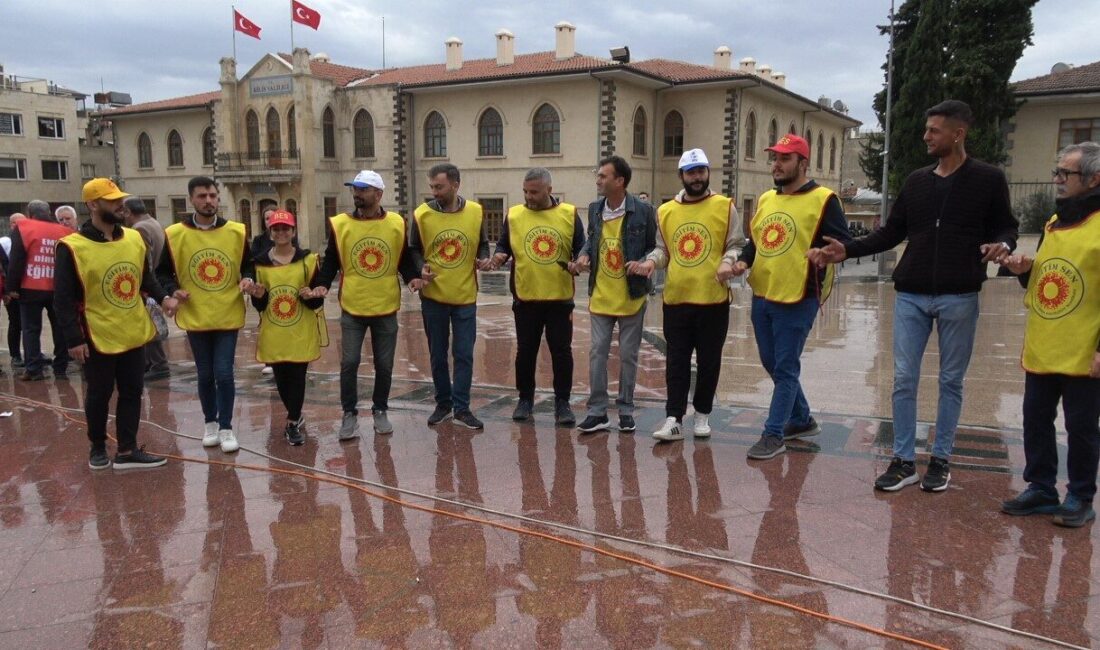 Kilis’te 1 Mayıs halaylarla kutlandı Kilis’te 1 Mayıs Emek ve Dayanışma Günü halaylar çekilerek kutlandı.