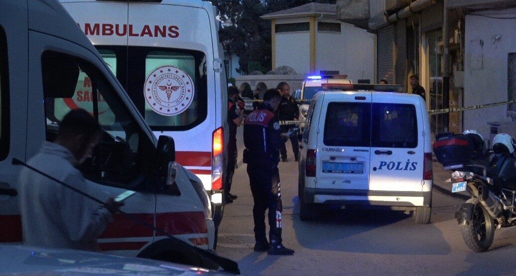 Kilis’te park yüzünden çıkan kavga silahlı saldırıya dönüştü: 2 yaralı Kilis’te park yeri yüzünden komşular arasında çıkan silahlı kavgada baba