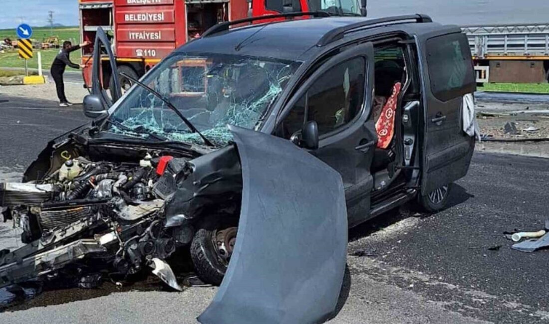 Kırıkkale’de kamyonet ile otomobil çarpıştı: 3 yaralı Kırıkkale’de kamyonet ile otomobilin çarpıştığı kazada 3 kişi yaralandı. Kaza,