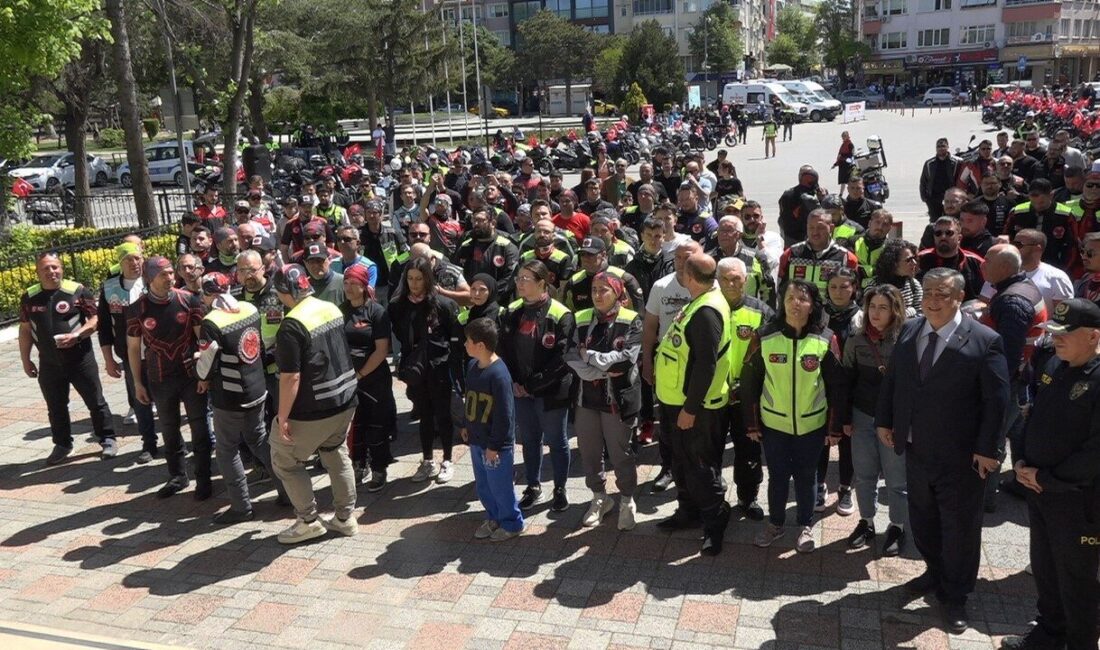Kırklareli’nde motosikletçiler trafik kurallarına dikkat çekti Kırklareli’nde ’Bir Kural Bir Ömür’ etkinliği çerçevesinde motosiklet sürücüleri trafik