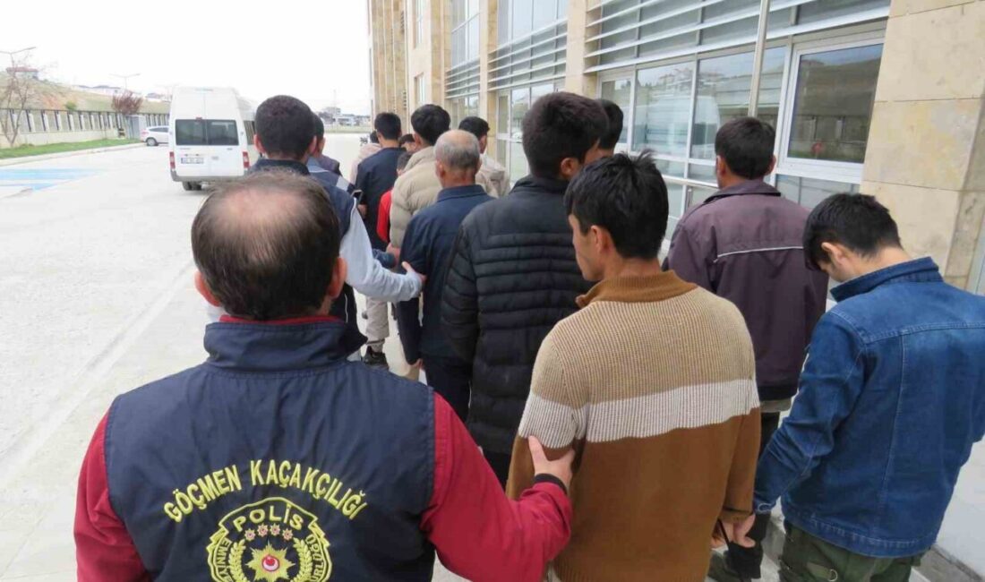 Kırşehir’de 18 düzensiz göçmen yakalandı Kırşehir’de polis ekipleri tarafından yapılan uygulamada 18 düzensiz göçmen yakalandı.