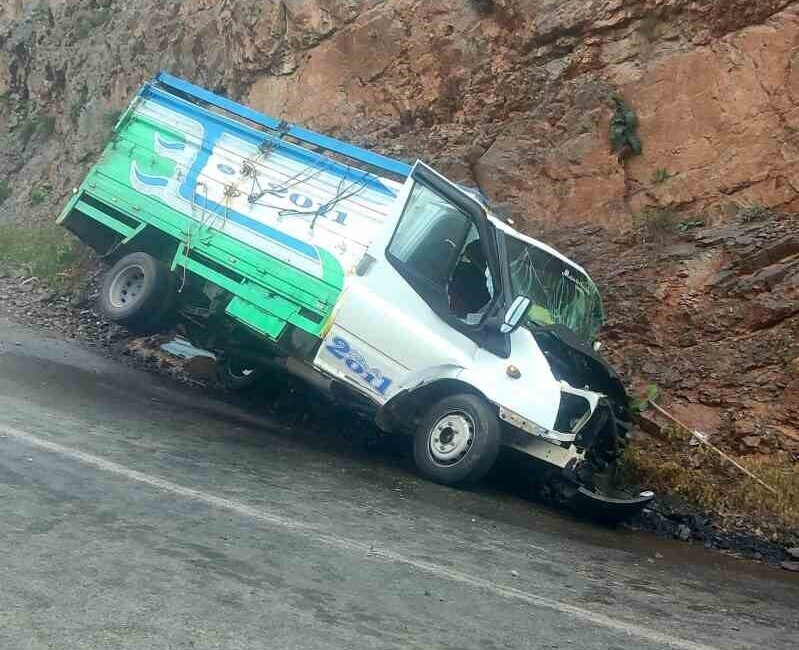 Kontrolden çıkan kamyonet kayalığa çarptı: 1 ölü, 1 yaralı Hakkari’nin Çukurca ilçesinde kontrolden çıkan kamyonetin kayalığa çarpması sonucu 1