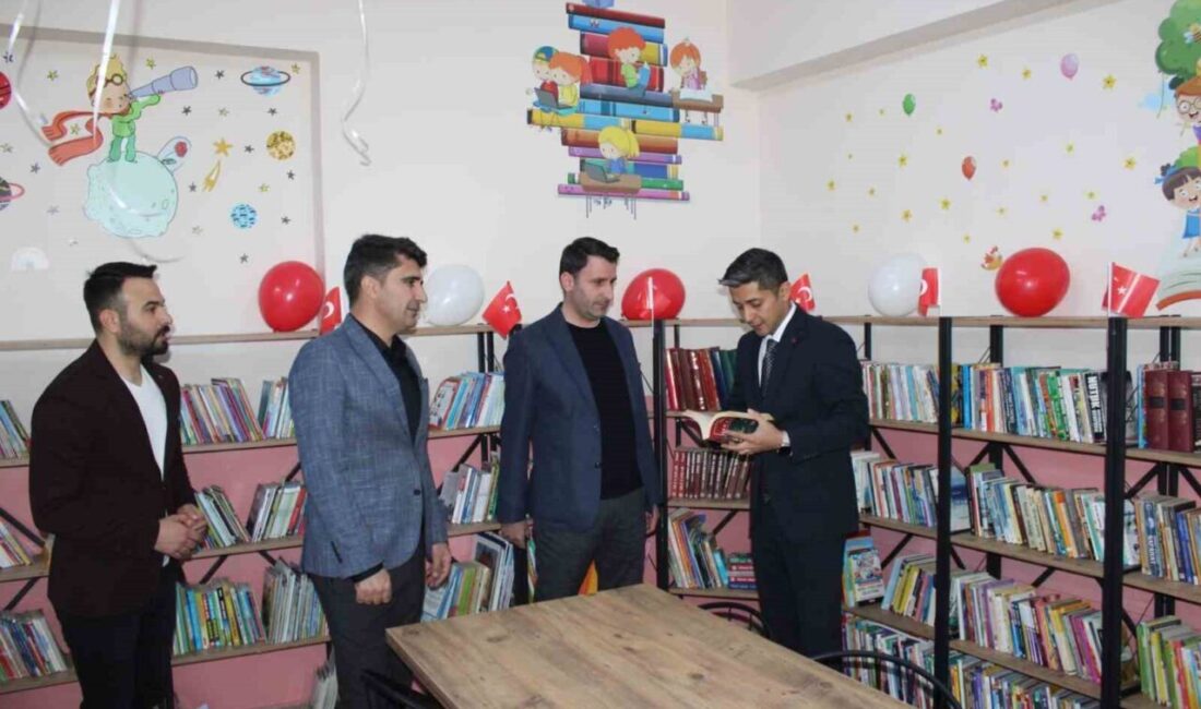Köy okuluna kütüphane açıldı, öğrenciler kitaplarla buluştu Ağrı’nın Hamur ilçesindeki köy okuluna kurulan kütüphane, öğrencilere geniş bir