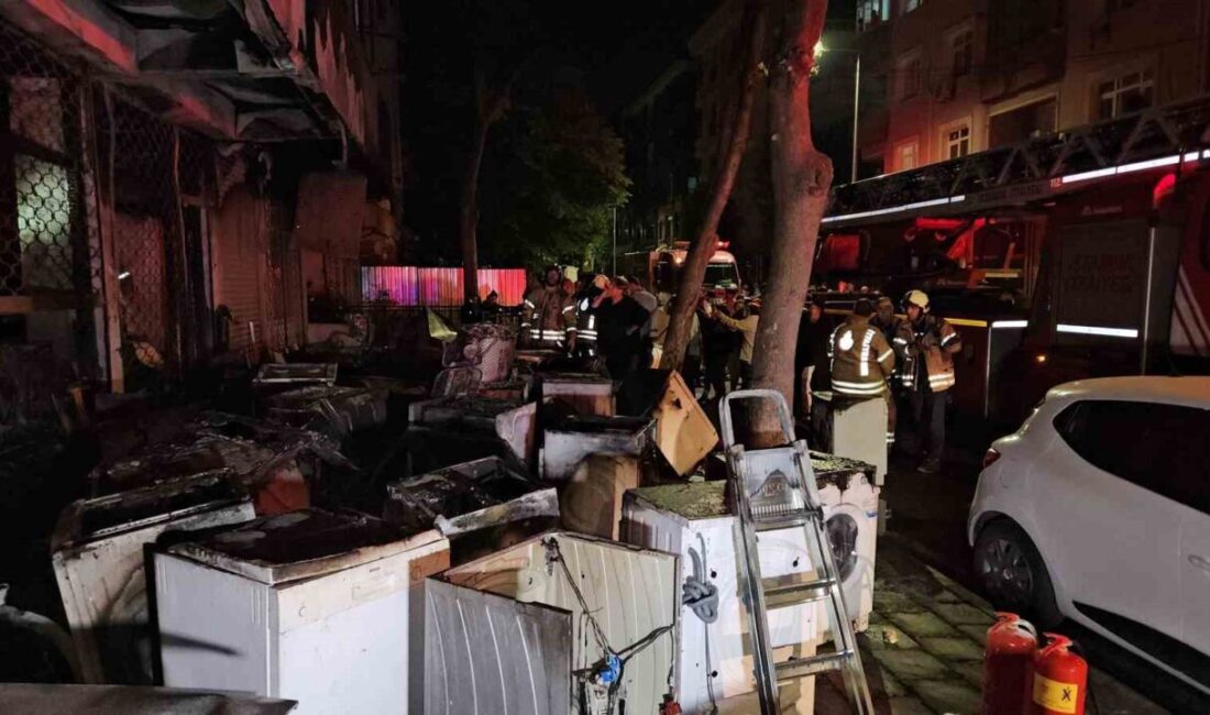 Küçükçekmece’de beyaz eşya deposunda çıkan yangın 3 katlı binayı kül etti Küçükçekmece’de beyaz eşya deposunda başlayan yangın hızla 3 katlı binayı