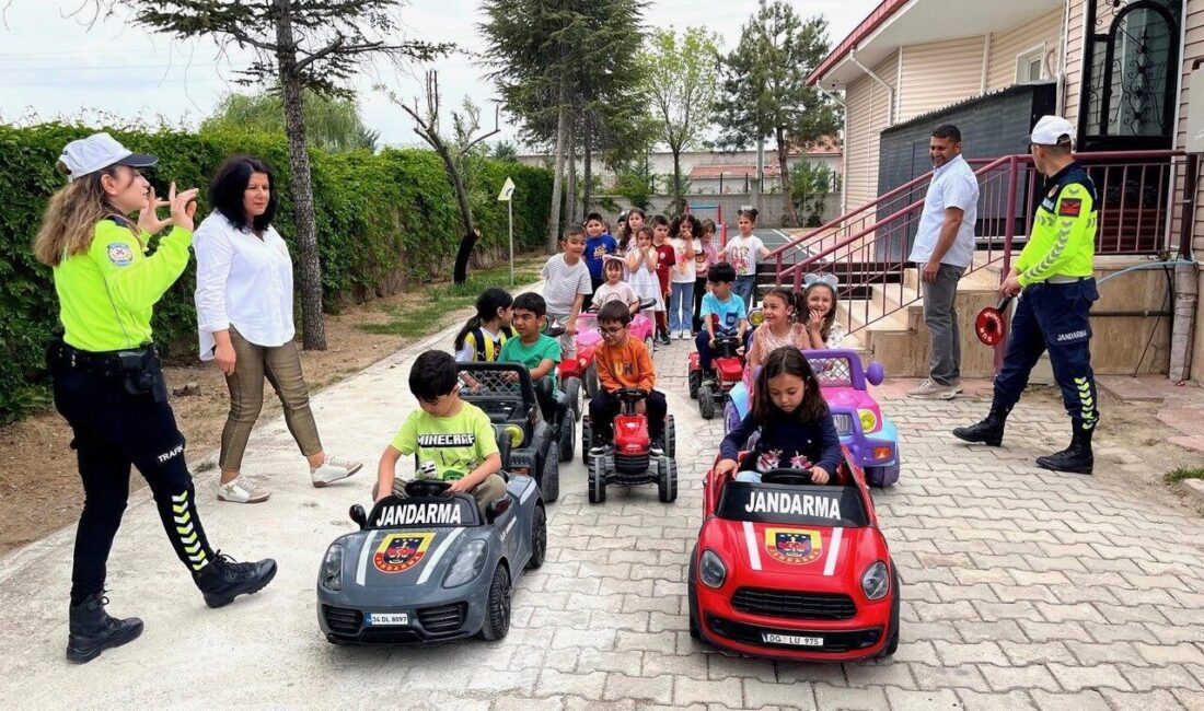 Kulu’da anaokulu öğrencilerine trafik güvenliği eğitimi Konya’nın Kulu ilçesinde Karayolu Trafik Haftası etkinllikleri çerçevesinde anaokulu öğrencilerine