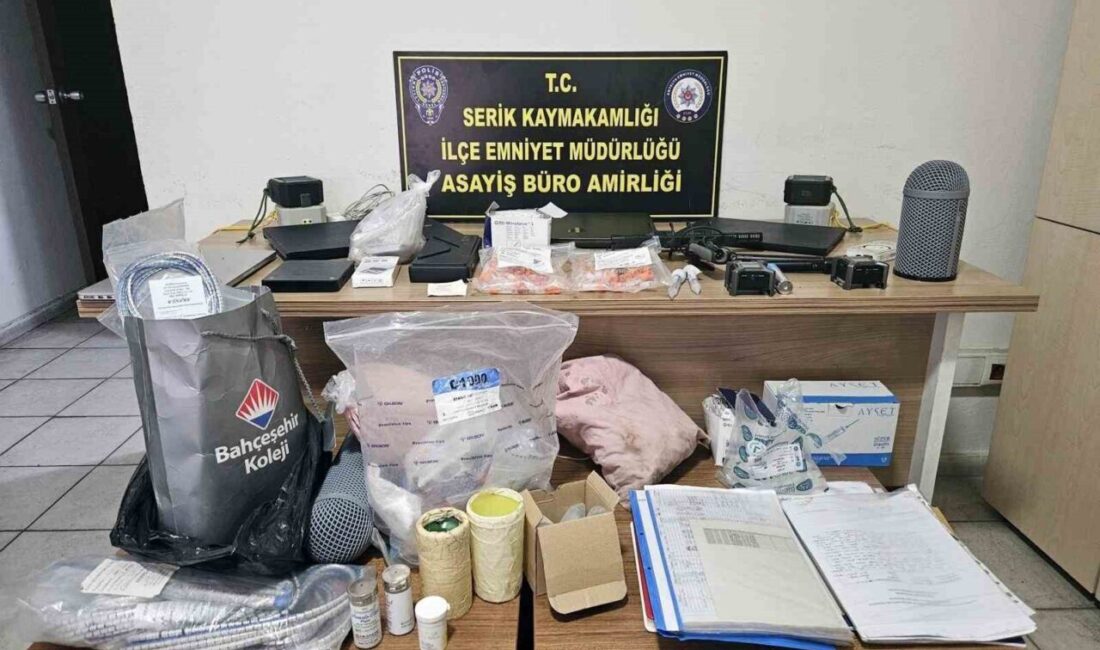 Kuşlar üzerinde izinsiz araştırma yapan 4 şahıs yakalandı Antalya’nın Serik ilçesinde bir kuş halkalama istasyonunda izinsiz numune aldığı