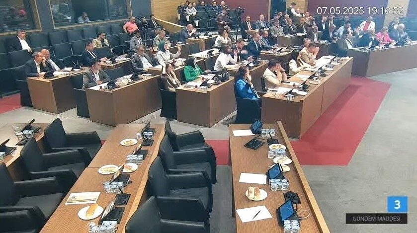 Kütahya Belediye Meclisi’nde MHP’li üyeler toplantıyı terk etti Kütahya Belediyesi Mayıs ayı meclis toplantısı, 34 belediye işçisinin işten