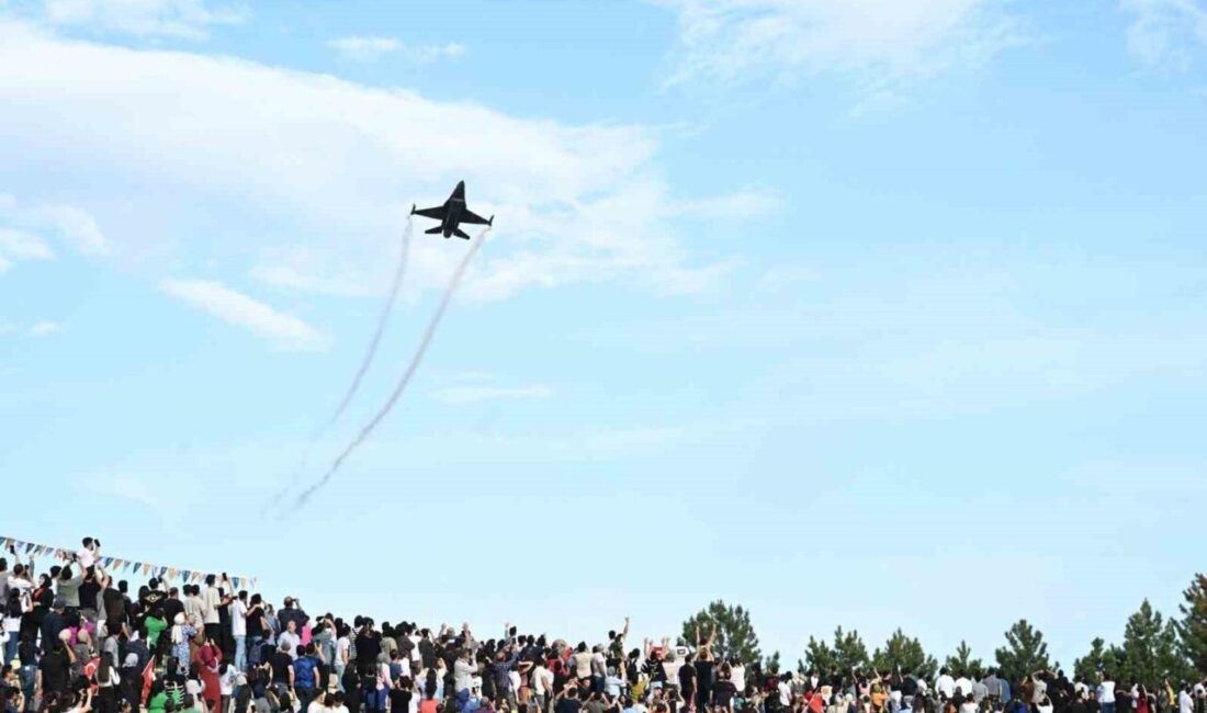 Malatya’da SOLOTÜRK gösterisi nefes kesti Malatya’da İnönü Üniversitesi’nin 50. kuruluş yıl dönümünde SOLOTÜRK’ün gösterisi izleyenlerin