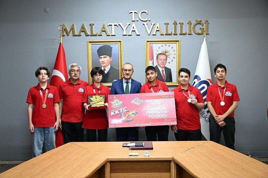 Malatyalı genç yetenekler başarılarını Vali Yavuz’la paylaştı Kuzey Kıbrıs Türk Cumhuriyeti’nde (KKTC) düzenlenen TEKNOFEST 2025 yarışmasında Türkiye