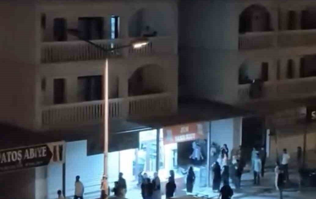 Mardin’de arbedede market önündeki dolabın devrildiği anlar kamerada Mardin’in Nusaybin ilçesinde iki grup arasında çıkan tartışmada bir marketin