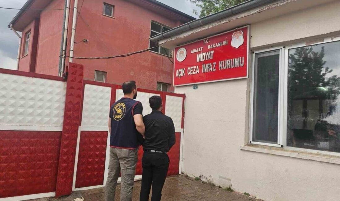 Mardin’de cezaevi firarisi düğün salonunda saz çalarken yakalandı Mardin’in Kızıltepe ilçesinde tespit edilen cezaevi firarisi, bir düğün salonunda