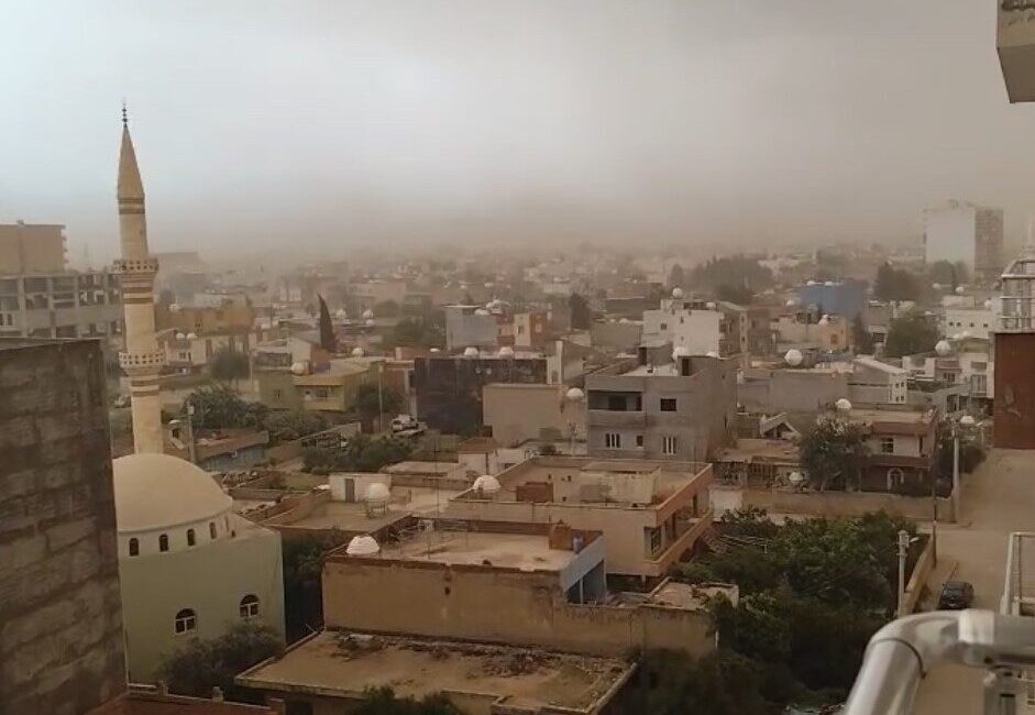 Mardin’de toz taşınımı günlük yaşamı olumsuz etkiledi Suriye üzerinden gelen toz taşınımı, Mardin’de günlük yaşamı olumsuz etkiledi.