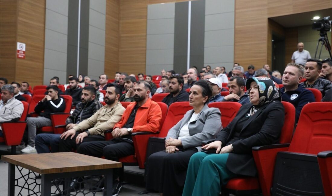 Melikgazi personeline trafik güvenliği eğitimi verildi Melikgazi Belediyesi; çalışanlarının trafik kurallarına yönelik farkındalığını artırmak ve olası