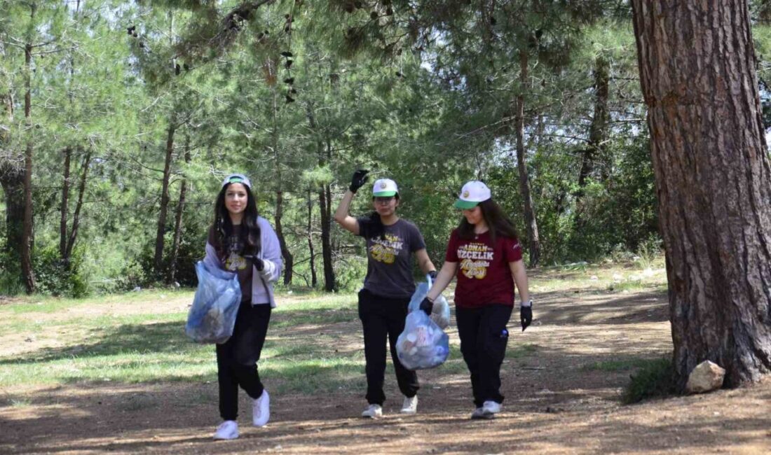 Mersin’de öğrenciler ormanlık alanda temizlik yaptı Mersin’de öğrenciler, ’Orman Benim’ kampanyası çerçevesinde ormanlık alanda temizlik yaptı.