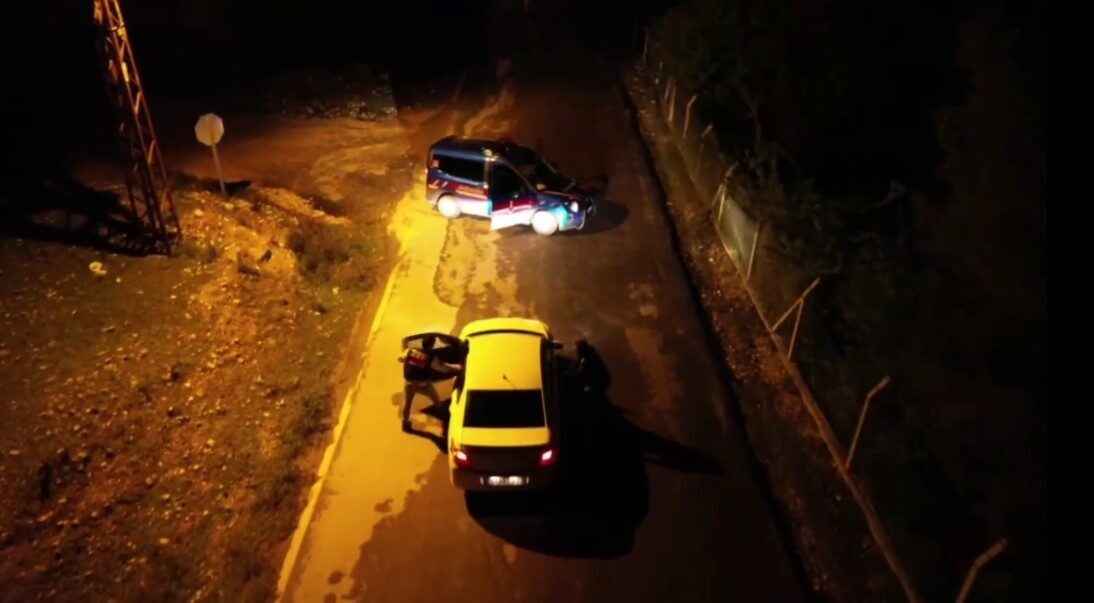 Mersin’de uyuşturucu ticareti yapan 4 şüpheli yakalandı Mersin’in Çamlıyayla ilçesinde jandarma ekiplerince bir otomobilde yapılan aramada çok