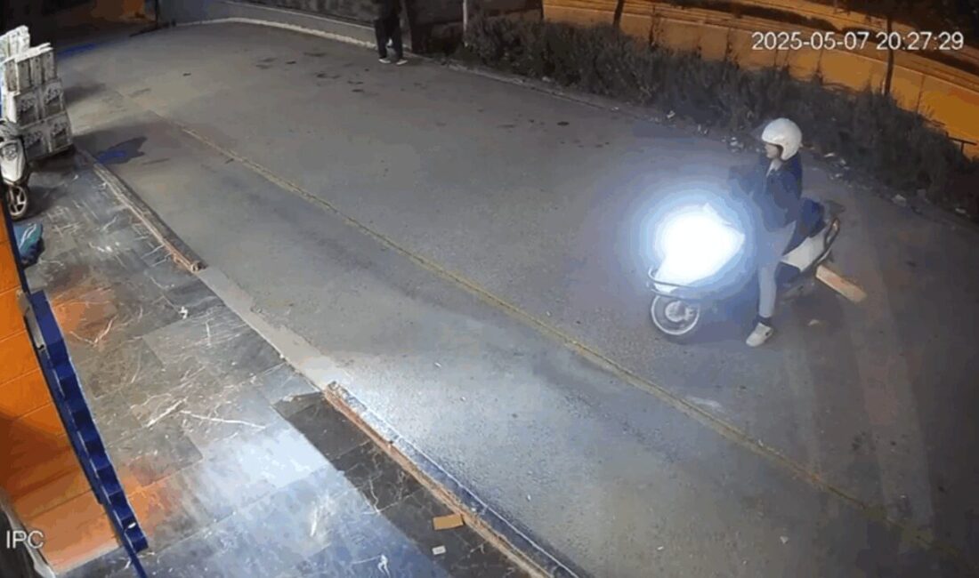 Motosiklet kadın sürücüsü ile birlikte petshop mağazasının camından içeriye daldı Eskişehir’de bir kadın sürücünün, idaresindeki motosiklet ile birlikte petshop mağazasının