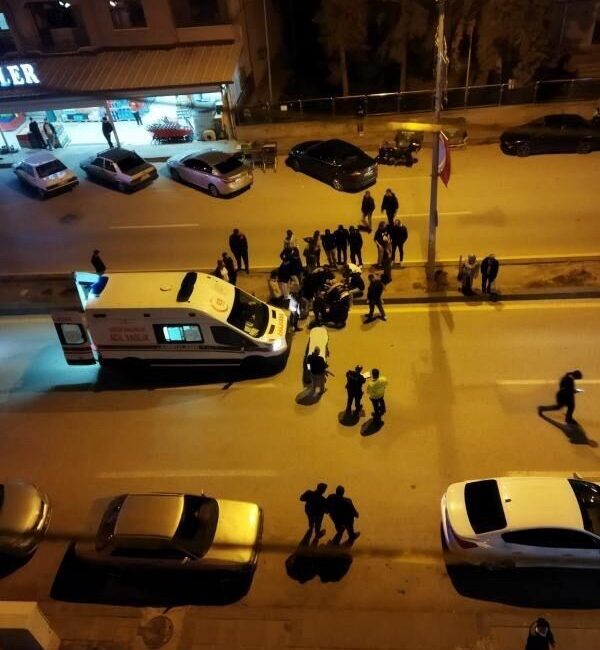 Motosiklet yolun karşısına geçen yayaya çarptı: 2 yaralı Ankara’nın Akyurt ilçesinde yolun karşısına geçen bir kişiye motosiklet çarptı,