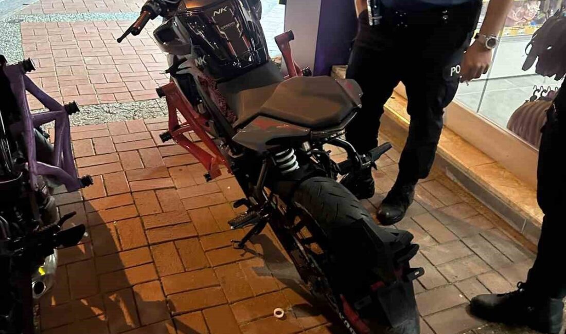 Motosikletle tek teker üzerinde gitmenin cezası ağır oldu Antalya’nın Manavgat ilçesinde motosikletin önünü kaldırarak akrobatik hareketler yapan sürücü
