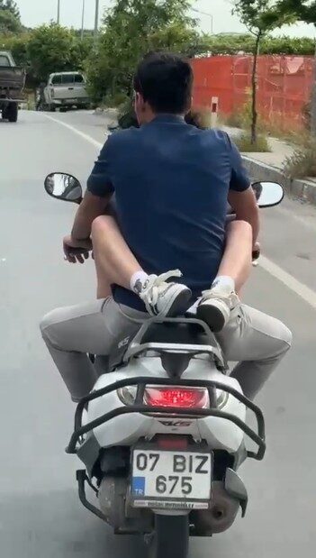 Motosiklette kucağında yolcu taşıyan sürünce 32 bin TL ceza Antalya’nın Alanya ilçesinde motosiklet üzerinde yolcuyu kucağına alarak seyir halinde