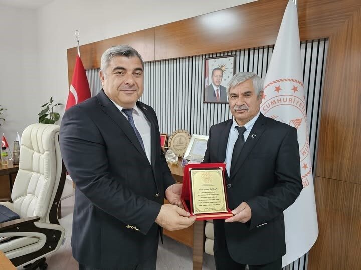 Müdür Sünnetci’den emekli eğitimciye anlamlı plaket Afyonkarahisar İl Milli Eğitim Müdürü Miraç Sünnetci, emekliye ayrılan Kadaifçioğlu