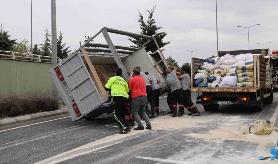 Nevşehir’de un yüklü kamyonet devrildi: 2 yaralı Nevşehir’de kontrolden çıkan un yüklü kamyonet yol ortasına devrildi. Kazada