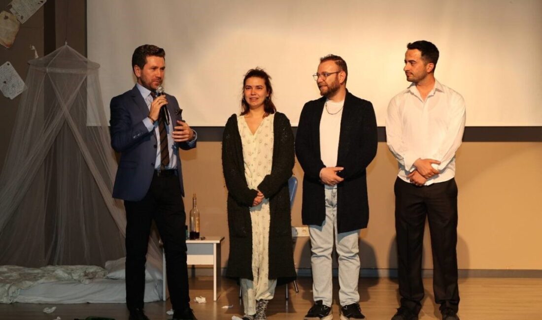 Ödüllü tiyatro oyunu Tavas’ta seyirciyle buluştu Tavas Belediyesi tarafından düzenlenen ‘Kırık Kalp Sendromu’ adlı tiyatro oyunu,