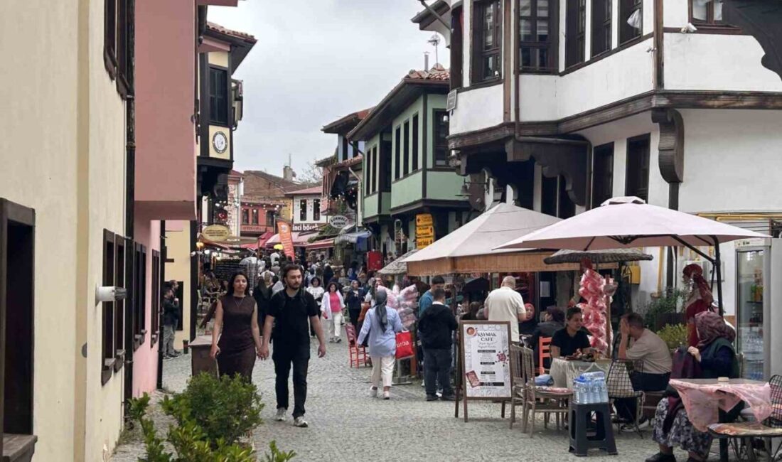 Odunpazarı’na yerli ve yabancı turistlerden yoğun ilgi Eskişehir’in Tarihi Odunpazarı bölgesinde, serinleyen havaya rağmen hafta sonunu fırsat