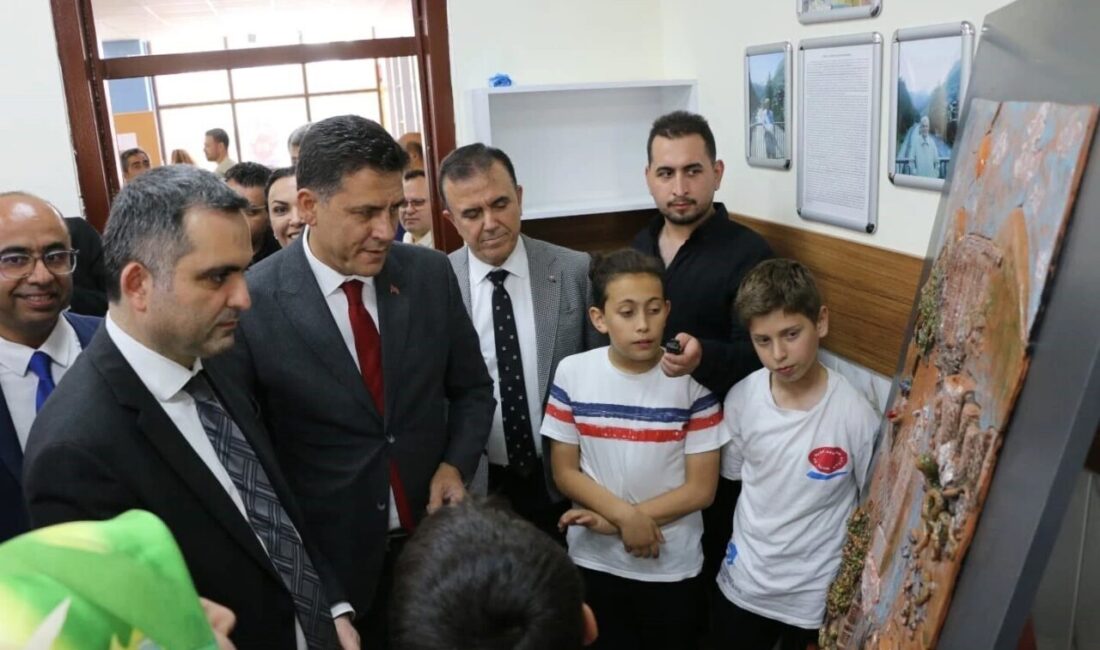 Öğrencilerin projeleri fuarda sergilendi Adana’nın Kozan ilçesinde 220 öğrencinin bilimsel projeleri ’Bilim Fuarı’nda sergilendi.