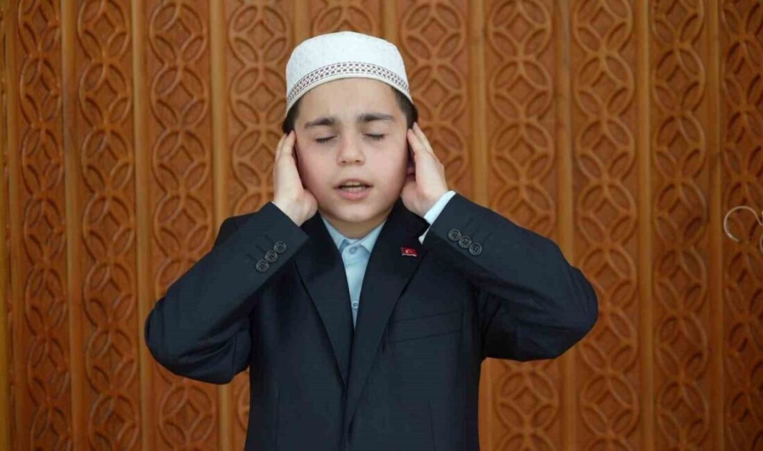 Ortaokul öğrencisinin gönüllere dokunan ezanı Türkiye birinciliğini getirdi Samsun’da ortaokul öğrencisi 12 yaşındaki Emir Kayra Eke, ezan okuma