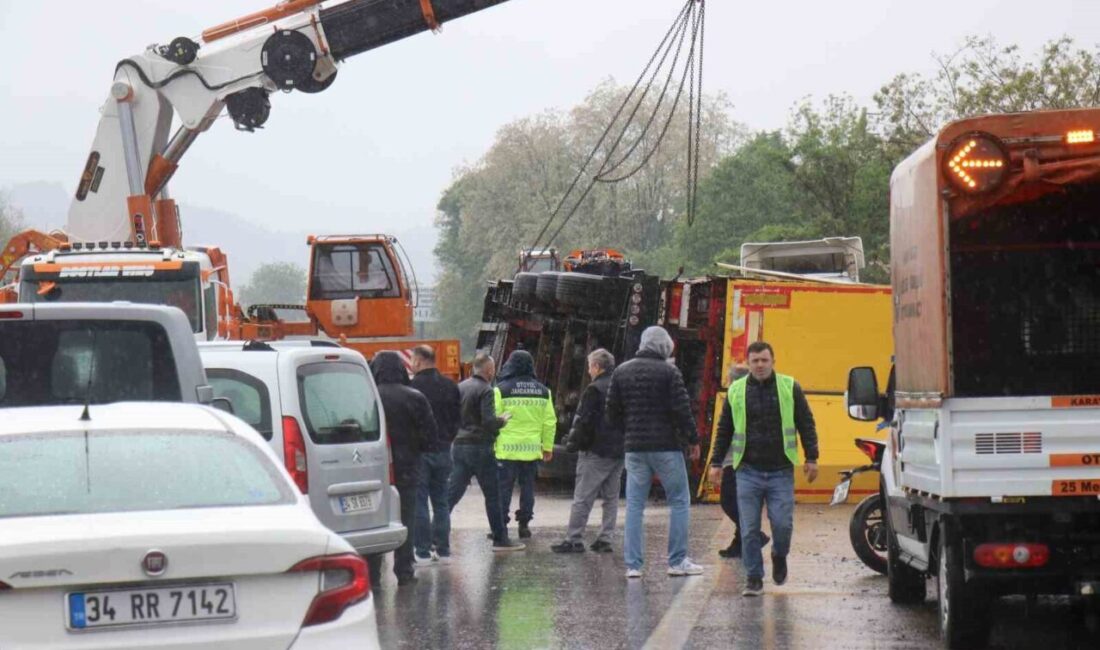 Otobanda tır devrildi, sürücüler kontak kapattı: Kaza anı kamerada Anadolu Otoyolu Sakarya geçişinde kontrolden çıkan tır, bariyerlere çarparak devrildi.