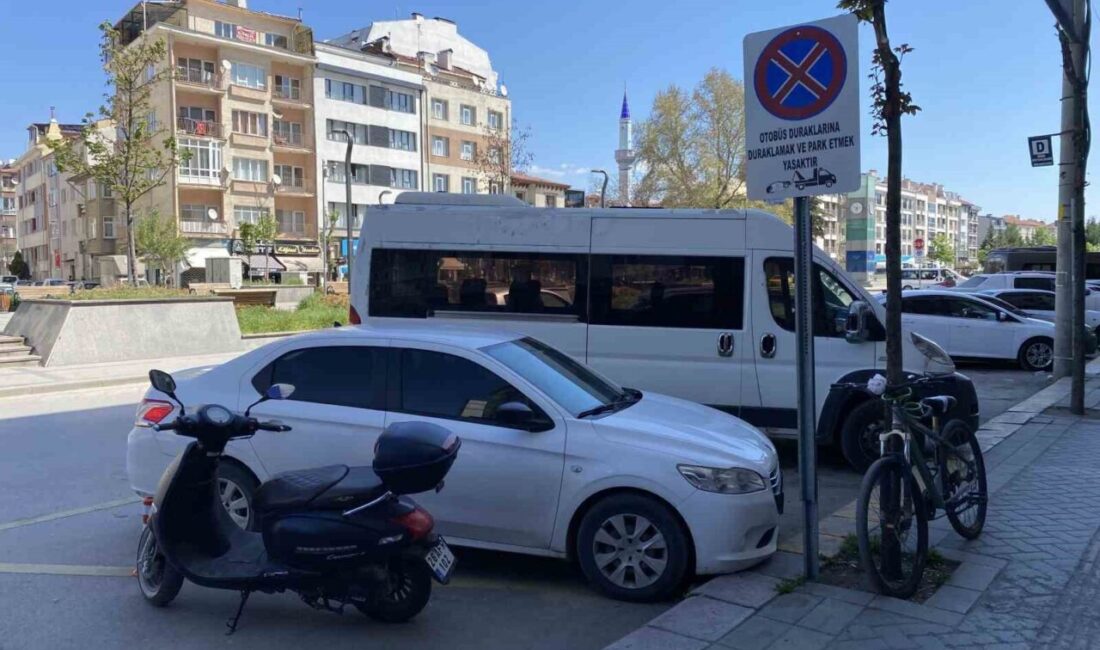 Otobüs duraklarını otoparka çevirdiler Eskişehir’de otobüs duraklarını otopark gibi kullanan duyarsız sürücüler tepkiye neden