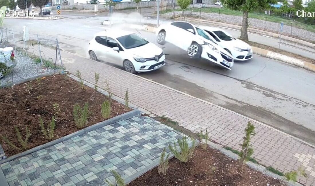 Otomobil park halindeki araca çarptı: 1 yaralı Adıyaman’da park halindeki araca çarpan otomobil savrularak başka bir araca