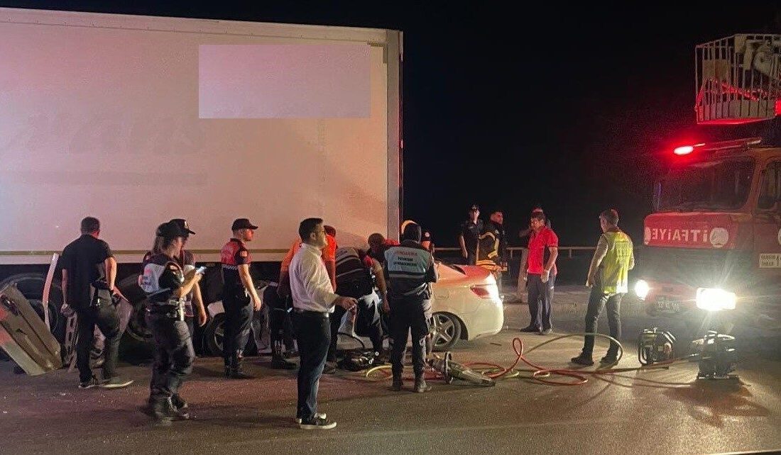 Otomobil, park halindeki tırın altına girdi: 2 ölü Mersin’in Silifke ilçesinde otomobilin park halindeki tıra arkadan çarparak altına