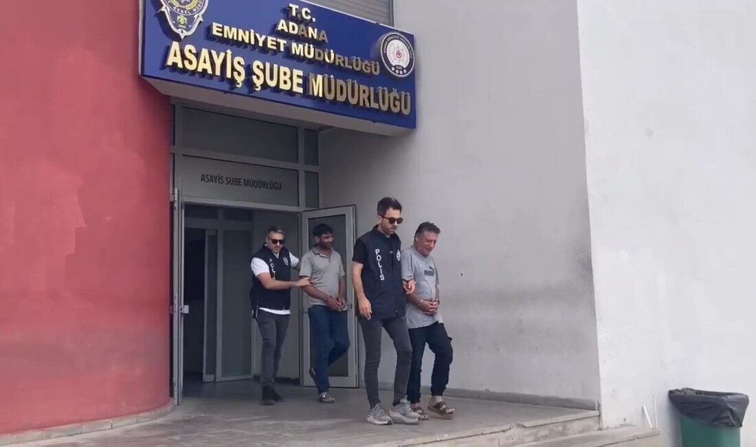 Otomobile atı bağlayıp götüren sahibi ve sürücü tutuklandı Adana’da bir atı otomobilin arkasına bağlayarak trafikte seyreden sürücü ve