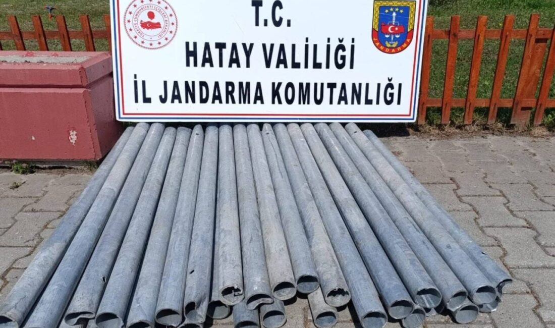 Otoyol kenarındaki çit direkleri çalan 2 kişi tutuklandı Hatay’da otoyol kenarında bulunan demir çit direkleri sökerek çaldılar, yakalanan