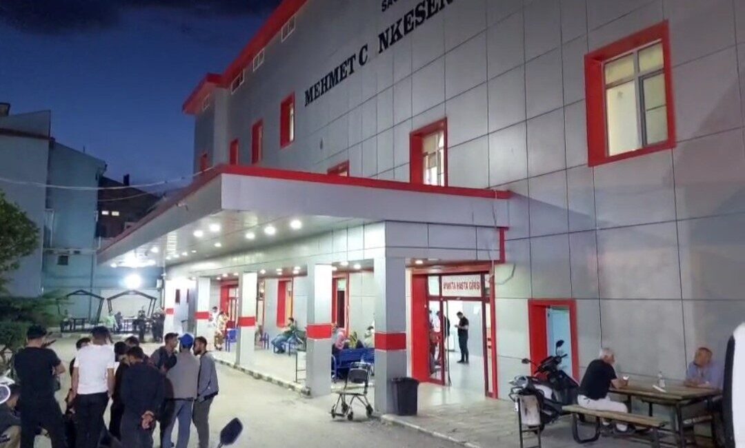 Oyun oynarken fenalaşan çocuk hastanede hayatını kaybetti Gaziantep’in Nizip ilçesinde sokakta oyun oynarken fenalaşan 12 yaşındaki çocuk,