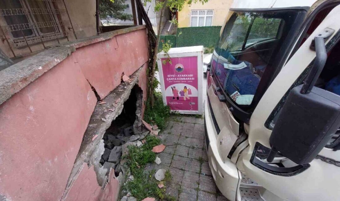 Park halindeki kamyon hareket ederek çarptığı metruk binanın duvarını yıktı Samsun’da park halindeki bir kamyonun aniden hareket etmesi sonucu çarptığı