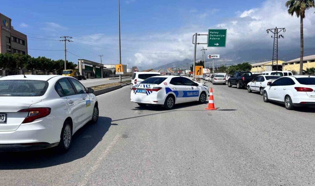 Patlamayla yaşanan doğalgaz kaçağını hiçe sayarak sigara içen vatandaşlara polisten anonslu uyarı Hatay’ın İskenderun ilçesinde yol çalışması esnasında patlayan doğalgaz borusu ekipleri