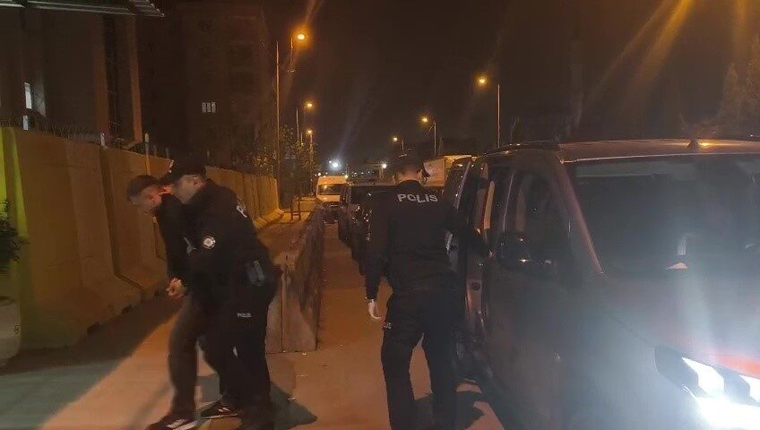 Pendik’te asker eğlencesinde havaya ateş eden şahıs yakalandı Pendik’te asker uğurlama eğlencesinde sosyal medyada paylaşılan görüntülerde havaya ateş