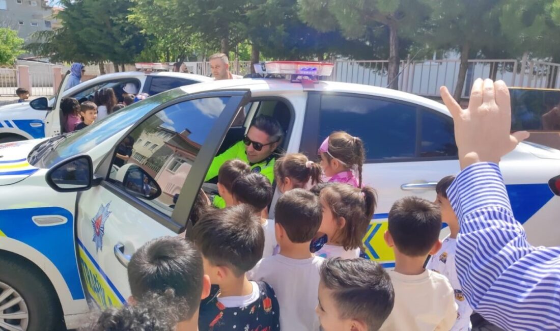 Polis ekipleri Trafik Haftası’nı çocuklarla kuyladı Çorum’un Alaca ilçesinde Trafik Haftası çerçevesinde polis ekipleri anaokulu öğrencileriyle